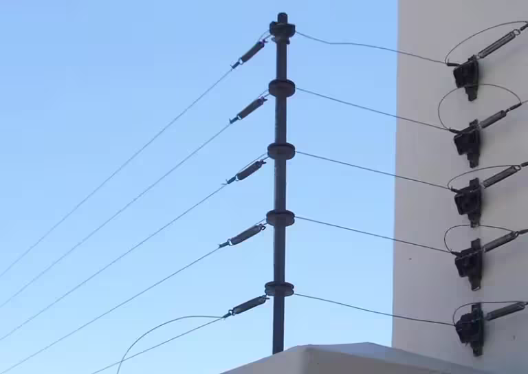 Imagen de casa con cercos eléctricos
